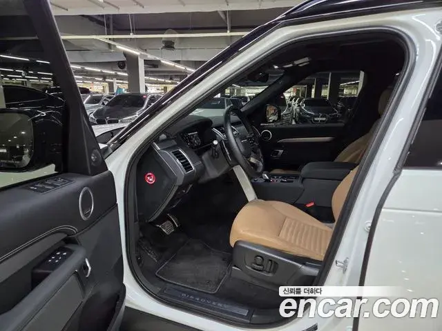 Land Rover Discovery 5 2025 — Photo 7/20