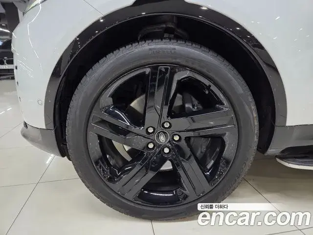 Land Rover Discovery 5 2025 — Photo 2/20