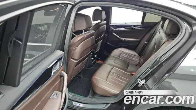 BMW 5 Series 2018 — Şəkil 13/20
