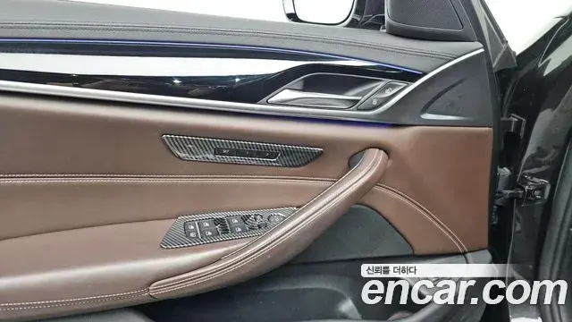 BMW 5 Series 2018 — Şəkil 9/20