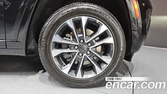 Jeep Grand Cherokee 2023 — Şəkil 10/20