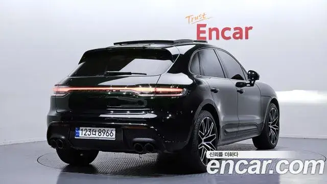 Porsche Macan 2022 — ფოტო 19/20