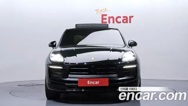 Porsche Macan 2022 — ფოტო 4/20