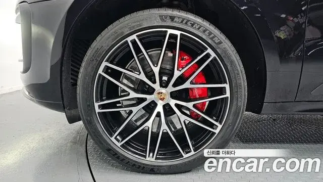 Porsche Macan 2022 — ფოტო 7/20