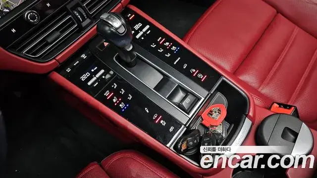 Porsche Macan 2022 — ფოტო 18/20