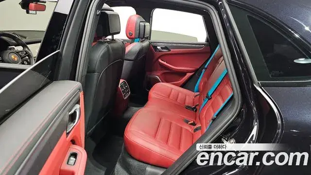 Porsche Macan 2022 — ფოტო 15/20