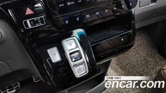 Hyundai Staria 2022 — Photo 1/20