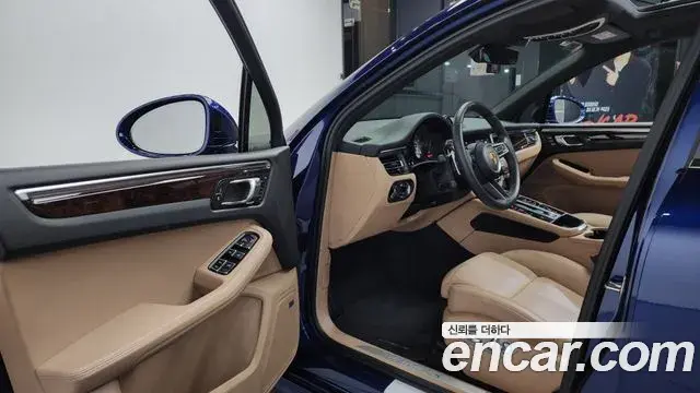 Porsche Macan 2022 — ფოტო 15/20