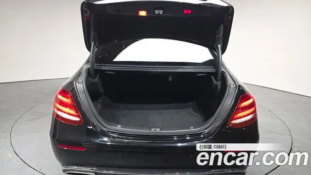Mercedes-Benz E-Class 2018 — Şəkil 19/20
