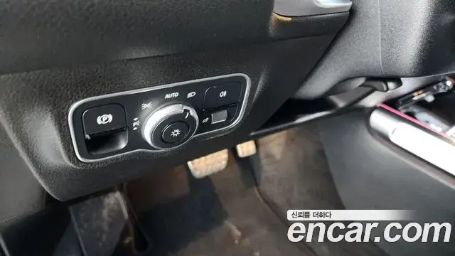 Mercedes-Benz GLB-Class 2020 — ფოტო 16/20