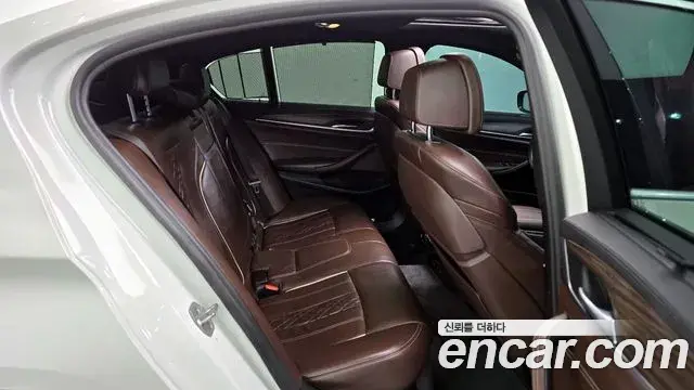 BMW 5 Series 2018 — ფოტო 8/20