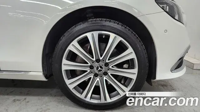 Mercedes-Benz E-Class 2023 — Photo 12/20
