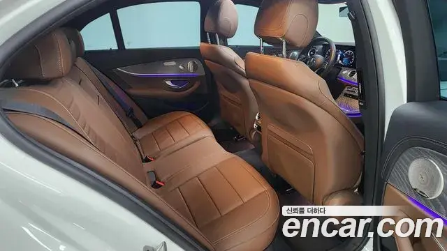 Mercedes-Benz E-Class 2023 — Photo 7/20