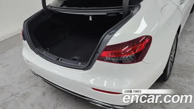Mercedes-Benz E-Class 2023 — Photo 2/20