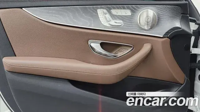 Mercedes-Benz E-Class 2023 — Photo 15/20