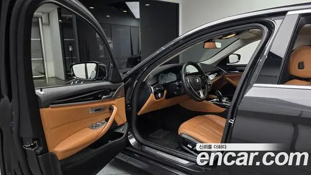 BMW 5 Series 2019 — ფოტო 16/20