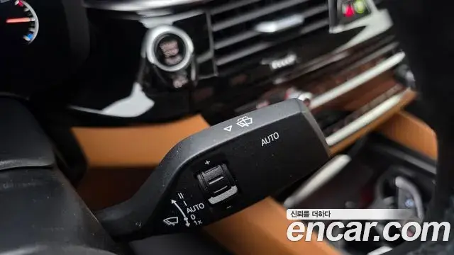 BMW 5 Series 2019 — ფოტო 13/20