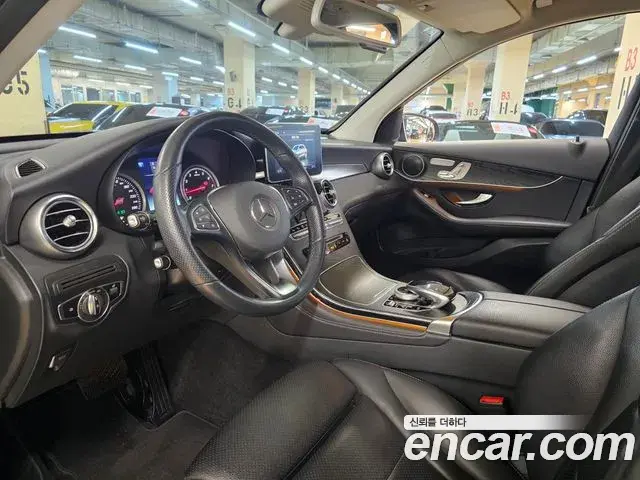 Mercedes-Benz GLC-Class 2019 — Photo 12/20