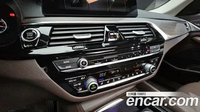 BMW 5 Series 2018 — Фото 15/20