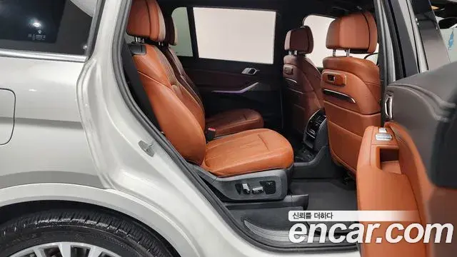 BMW X7 2023 — ფოტო 16/20