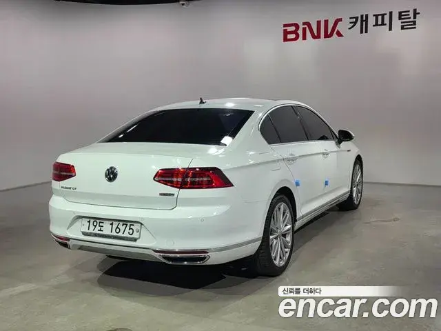Volkswagen Passat GT 2018 — ფოტო 18/20