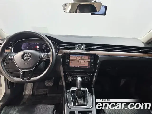Volkswagen Passat GT 2018 — ფოტო 13/20