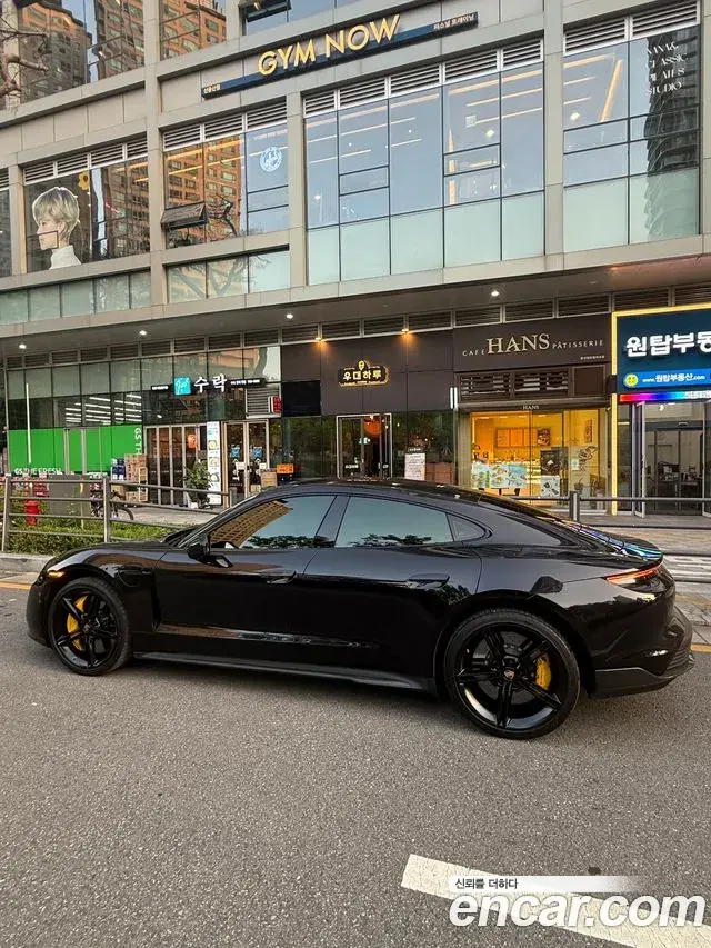 Porsche Taycan 2021 — Photo 2/11