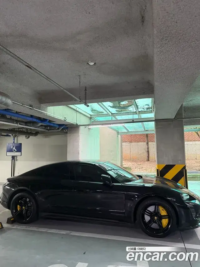 Porsche Taycan 2021 — Photo 7/11