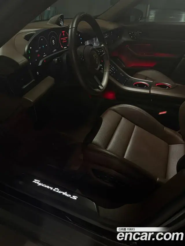 Porsche Taycan 2021 — Photo 8/11