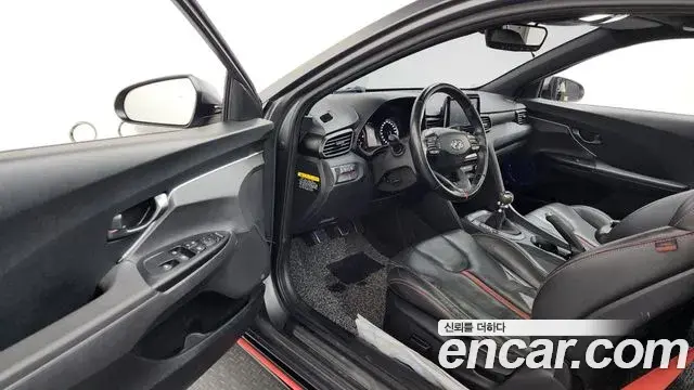 Hyundai Veloster 2018 — ფოტო 19/20