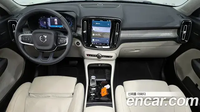 Volvo XC40 2023 — Photo 10/20