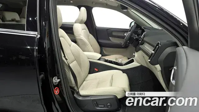 Volvo XC40 2023 — Photo 7/20