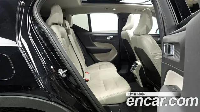 Volvo XC40 2023 — Photo 13/20