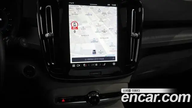 Volvo XC40 2023 — Photo 14/20