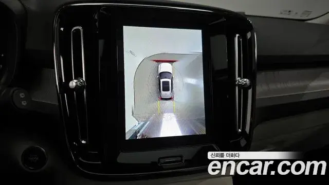 Volvo XC40 2023 — Photo 18/20