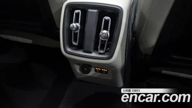 Volvo XC40 2023 — Photo 12/20