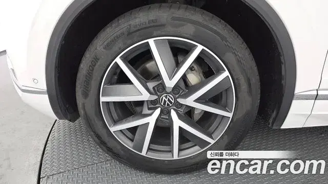 Volkswagen Touareg 2023 — Şəkil 8/20