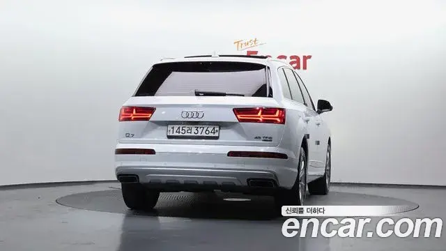 Audi Q7 2019 — Photo 9/20