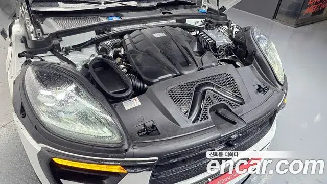Porsche Macan 2022 — Şəkil 18/20