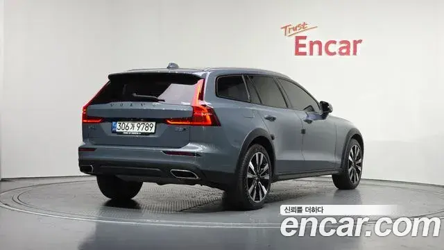 Volvo V60 Cross Country 2022 — Şəkil 13/20