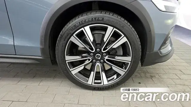 Volvo V60 Cross Country 2022 — Şəkil 2/20