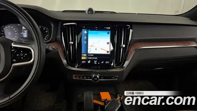 Volvo V60 Cross Country 2022 — Şəkil 16/20