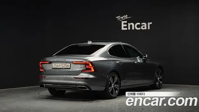 Volvo S60 2019 — ფოტო 18/20