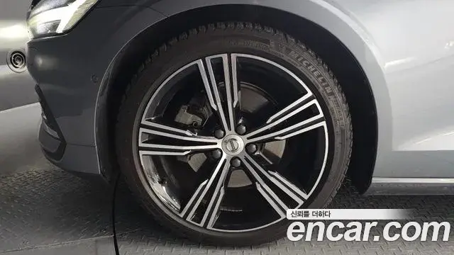 Volvo S60 2019 — ფოტო 10/20