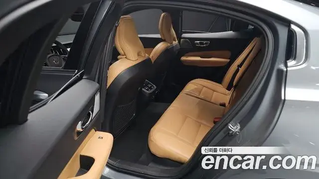 Volvo S60 2019 — ფოტო 17/20