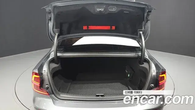 Volvo S60 2019 — ფოტო 14/20