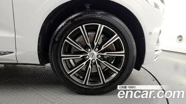 Volvo XC60 2018 — ფოტო 16/20