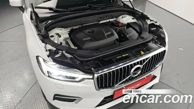 Volvo XC60 2018 — ფოტო 14/20