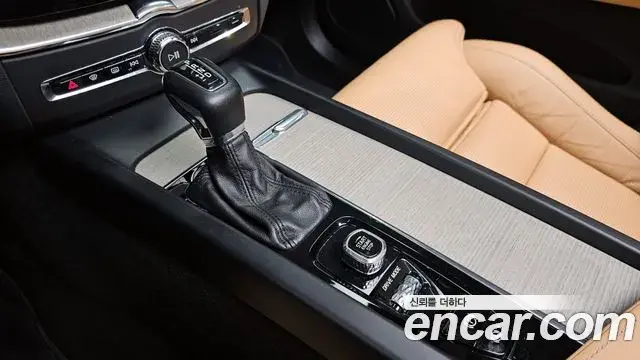 Volvo XC60 2018 — ფოტო 12/20