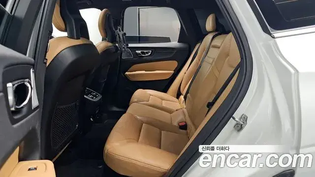 Volvo XC60 2018 — ფოტო 9/20
